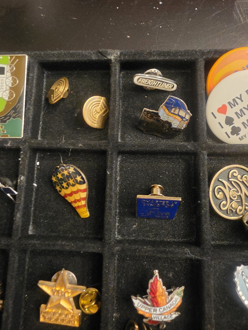 Lot Of Over 40 Pins/Buttons - Picture 7 of 8